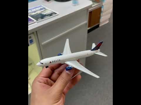 Daron Toy Airplane – Delta Air Lines – Die-Cast Metal Model Airplane Toy with Plastic Parts for Kids Ages 3+