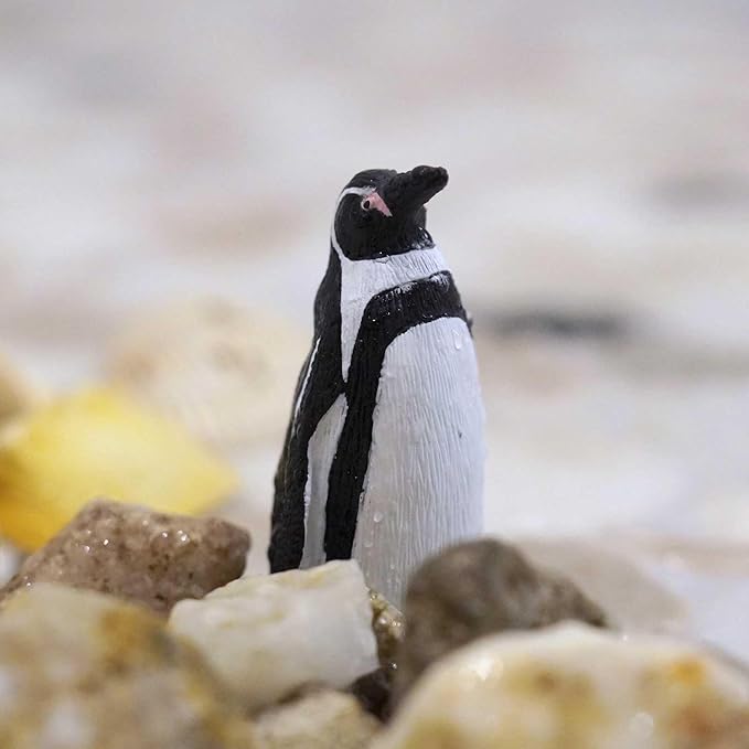 Safari Ltd. Humboldt Penguin Figurine - Detailed 2.93" Plastic Model Figure - Fun Educational Play Toy for Boys, Girls & Kids Ages 3+