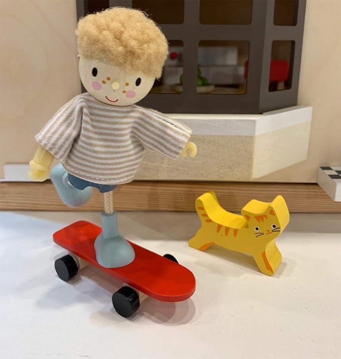 Tender Leaf Toys - The Goodwood Family - Wooden Miniatures Flexible Doll, Multicultural Action Figure for Dollhouse - Encourage Creative and Imaginative Fun Play for Children - Age 3+