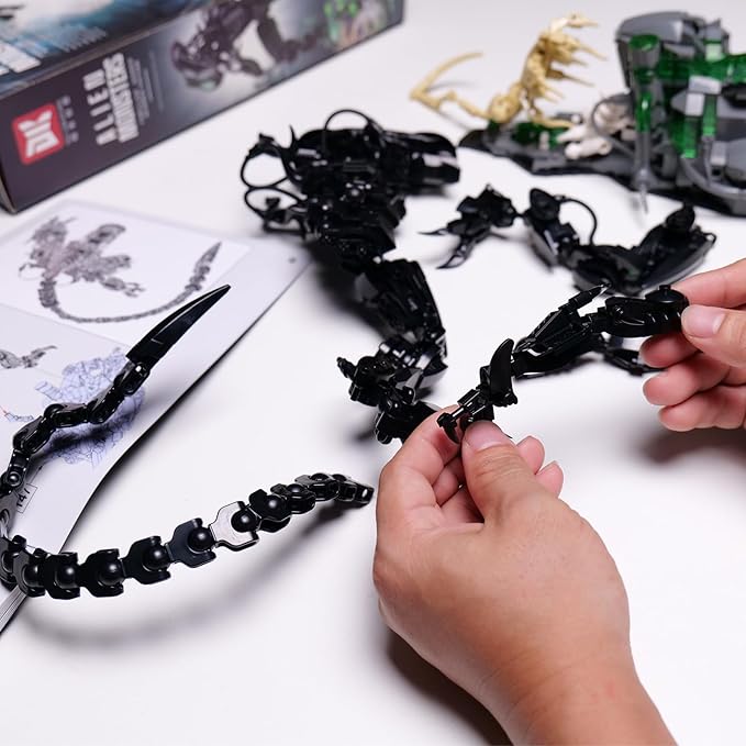 Xenomorph Building Set, MOC Alien Action Figure Kit Compatible with Lego, Horror Sci - Fi Collectible Model Figure & Detailed Base for Adults Kids Birthday for Movie Fans Aged 8+ 958PCS