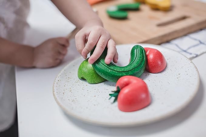 PlanToys® Wonky Fruit & Vegetables Wooden Playset Includes 5 Sliceable Fruits & Veggies | Pretend Cutting Food Toy with Wooden Knife | Montessori Toy for Toddlers