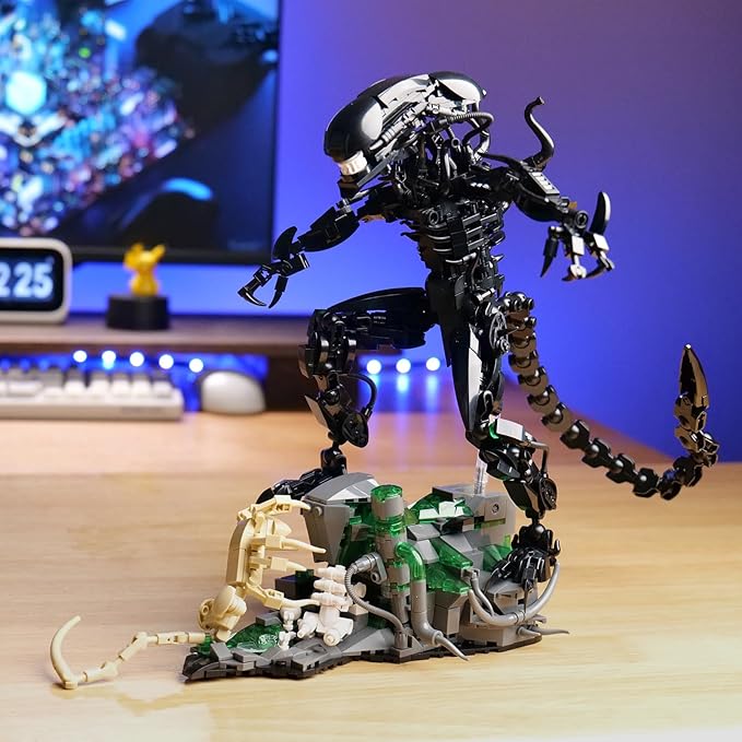 Xenomorph Building Set, MOC Alien Action Figure Kit Compatible with Lego, Horror Sci - Fi Collectible Model Figure & Detailed Base for Adults Kids Birthday for Movie Fans Aged 8+ 958PCS