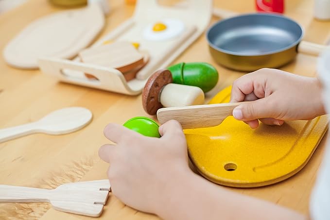 PlanToys Wooden Assorted Vegetable Set | Montessori Play Food for Toddlers | Includes Tomato, Mushroom, Shallot, Bell Pepper & Cucumber with Tray & Knife | Eco-Friendly Pretend Cooking & Role Play Toy