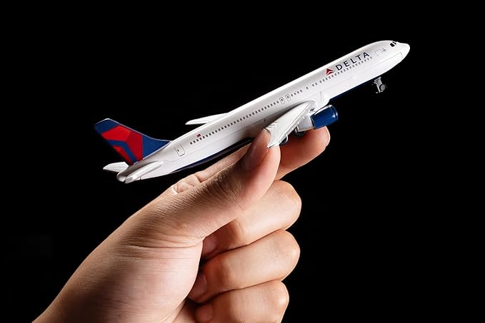 Daron Toy Airplane – Delta Air Lines – Die-Cast Metal Model Airplane Toy with Plastic Parts for Kids Ages 3+