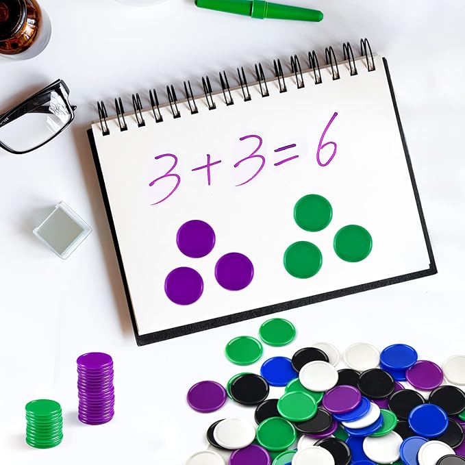 Coopay 500 Pieces Plastic Learning Counters Disks Bingo Chip 5 Colors Counting Discs Markers for Math Practice and Poker Chips Game Tokens Kids Reward, 1 Inch (White, Blue, Black, Green, Purple)