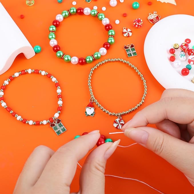 Christmas Beads,2600 PCS +Christmas Bracelet Making Kit Friendship Bracelet Kit with Clay Bead Pearl Letter Round Beads, Charms DIY Beads for Jewelry Making Crafts for Gifts