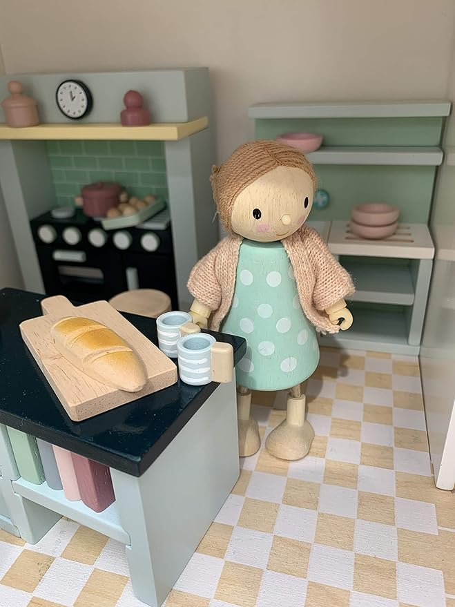 Tender Leaf Toys - The Goodwood Family - Wooden Miniatures Flexible Doll, Multicultural Action Figure for Dollhouse - Encourage Creative and Imaginative Fun Play for Children - Age 3+